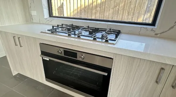 Gas cooktop and wall oven connected in a new kitchen